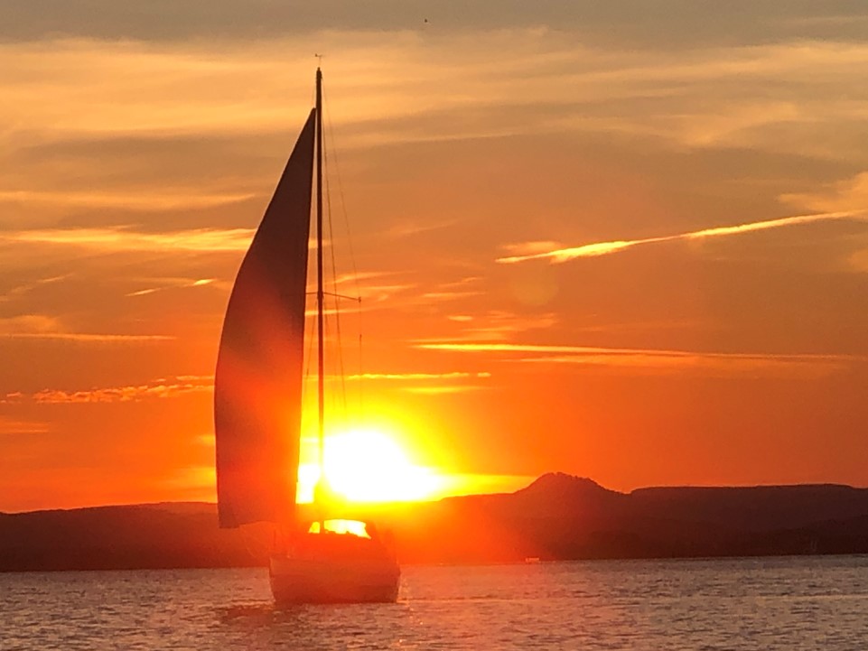 Segelschiff-im-Sonnenuntergang